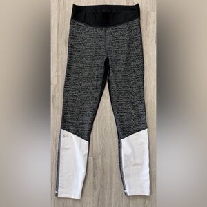 934: Under Armour Black Heathered Leggings with White Lower Panels - Small